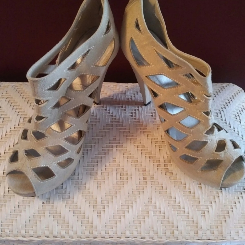 Ladies crosscut open toe heels